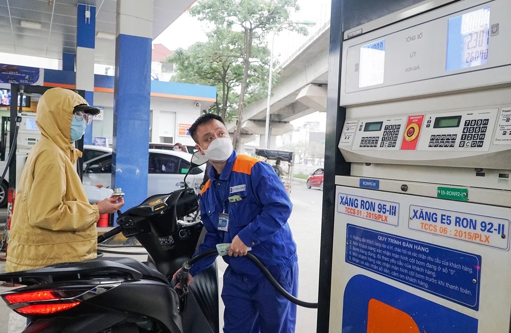 Gi&aacute; xăng dầu chiều 29/6: E10 giảm &lsquo;mất phanh&rsquo;, RON 92 tụt hơn 10.000 đồng/l&iacute;t, gi&aacute; lăn b&aacute;nh VinFast VF 9 ra sao?