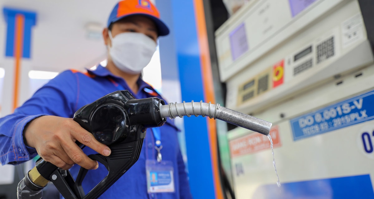 Gi&aacute; xăng dầu h&ocirc;m nay 30/6: Xăng Việt Nam rẻ hơn nhiều nước l&acirc;n cận, bảng gi&aacute; Petrolimex, PVOIL