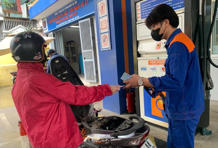 Gi&aacute; xăng dầu trưa nay 30/6: E10 v&agrave; RON 92 &lsquo;đua nhau&rsquo; giảm s&aacute;t mốc 18.000 đồng/l&iacute;t, bảng gi&aacute; lăn b&aacute;nh Honda CR-V