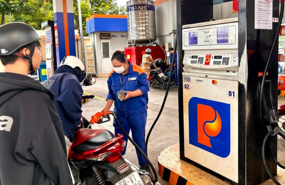 Gi&aacute; xăng dầu h&ocirc;m nay 2/7: E10 v&agrave; RON 92 vẫn &lsquo;rẻ như cho&rsquo;, dầu diesel giảm gần 23.000 đồng/l&iacute;t, gi&aacute; lăn b&aacute;nh VinFast VF 5