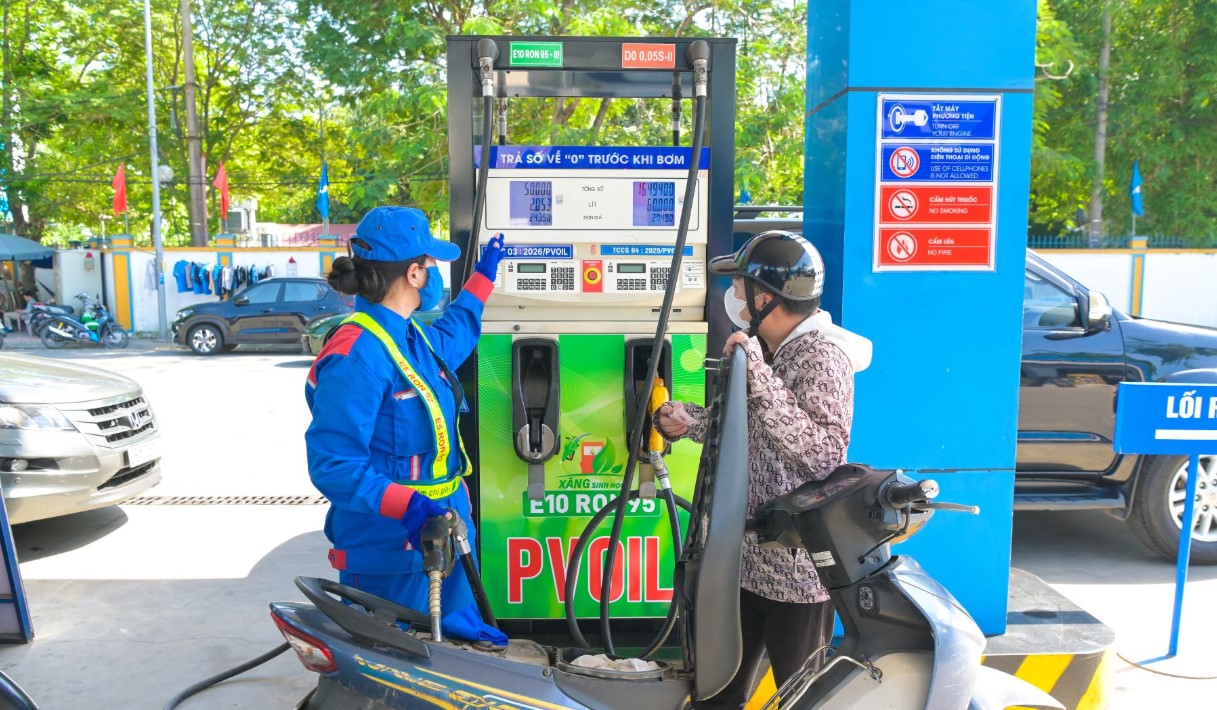 Gi&aacute; xăng dầu h&ocirc;m nay 3/7: RON 92 v&agrave; E10 giảm hơn 10.000 &ndash; 11.000 đồng/l&iacute;t, bảng gi&aacute; đầy b&igrave;nh xe ga 150-160cc