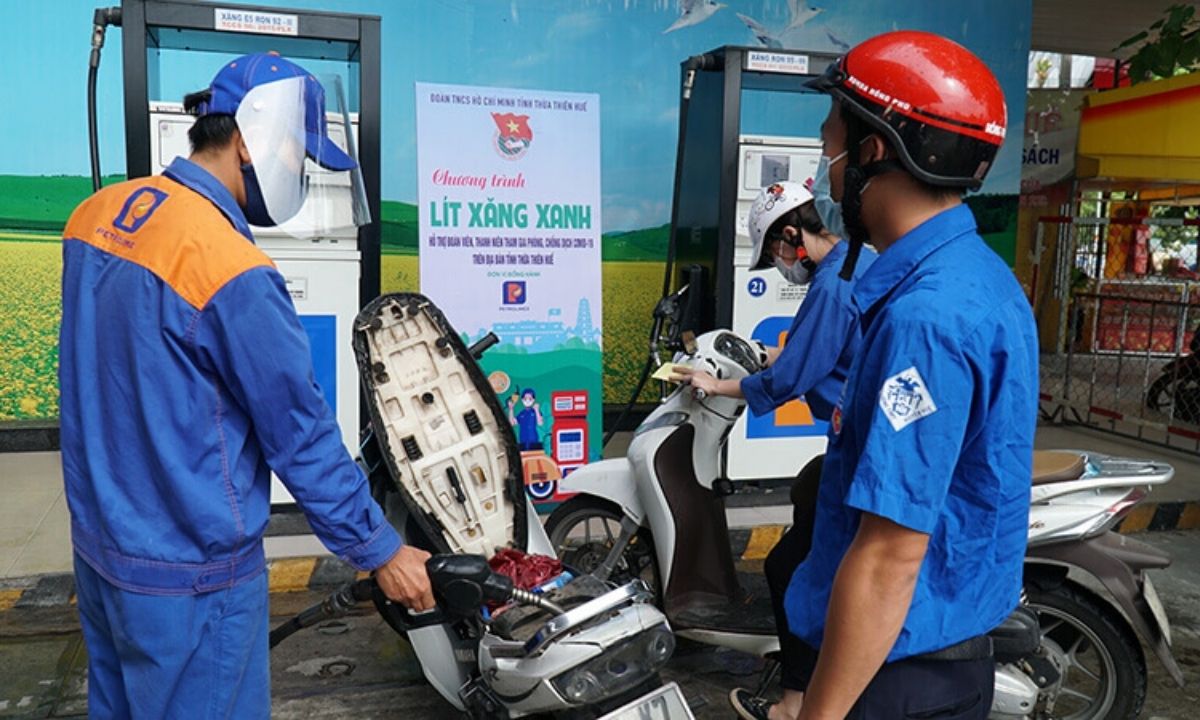 Gi&aacute; xăng dầu trưa 2/7: E10 v&agrave; RON 92 neo s&aacute;t &lsquo;đ&aacute;y&rsquo;, dầu diesel &lsquo;tụt&rsquo; s&acirc;u 22.900 đồng/l&iacute;t, gi&aacute; lăn b&aacute;nh Toyota Vios \'mềm\'