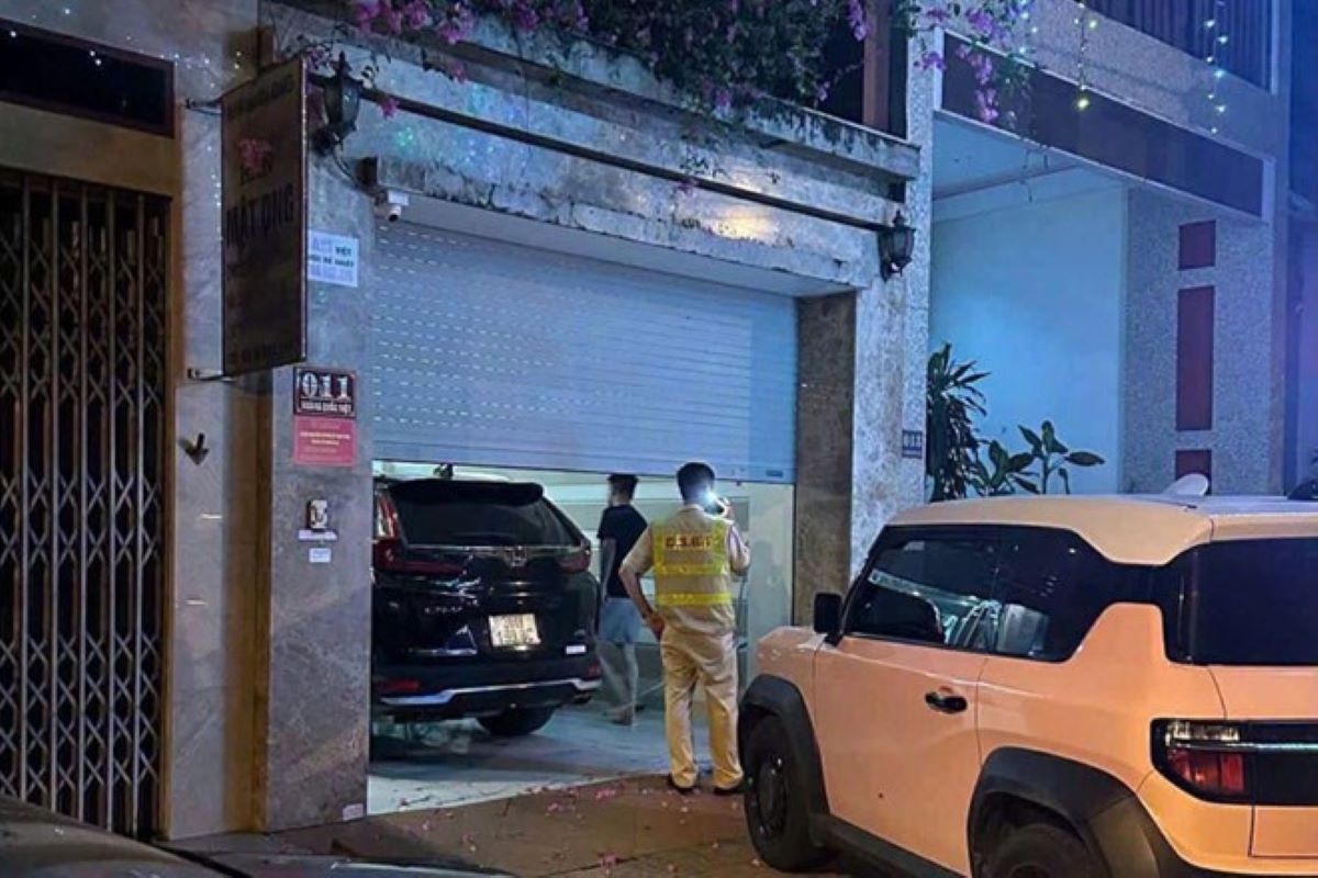 &Ocirc; t&ocirc; lao l&ecirc;n vỉa h&egrave; t&ocirc;ng 2 người ở L&agrave;o Cai rồi rời hiện trường, danh t&iacute;nh chủ phương tiện lộ diện
