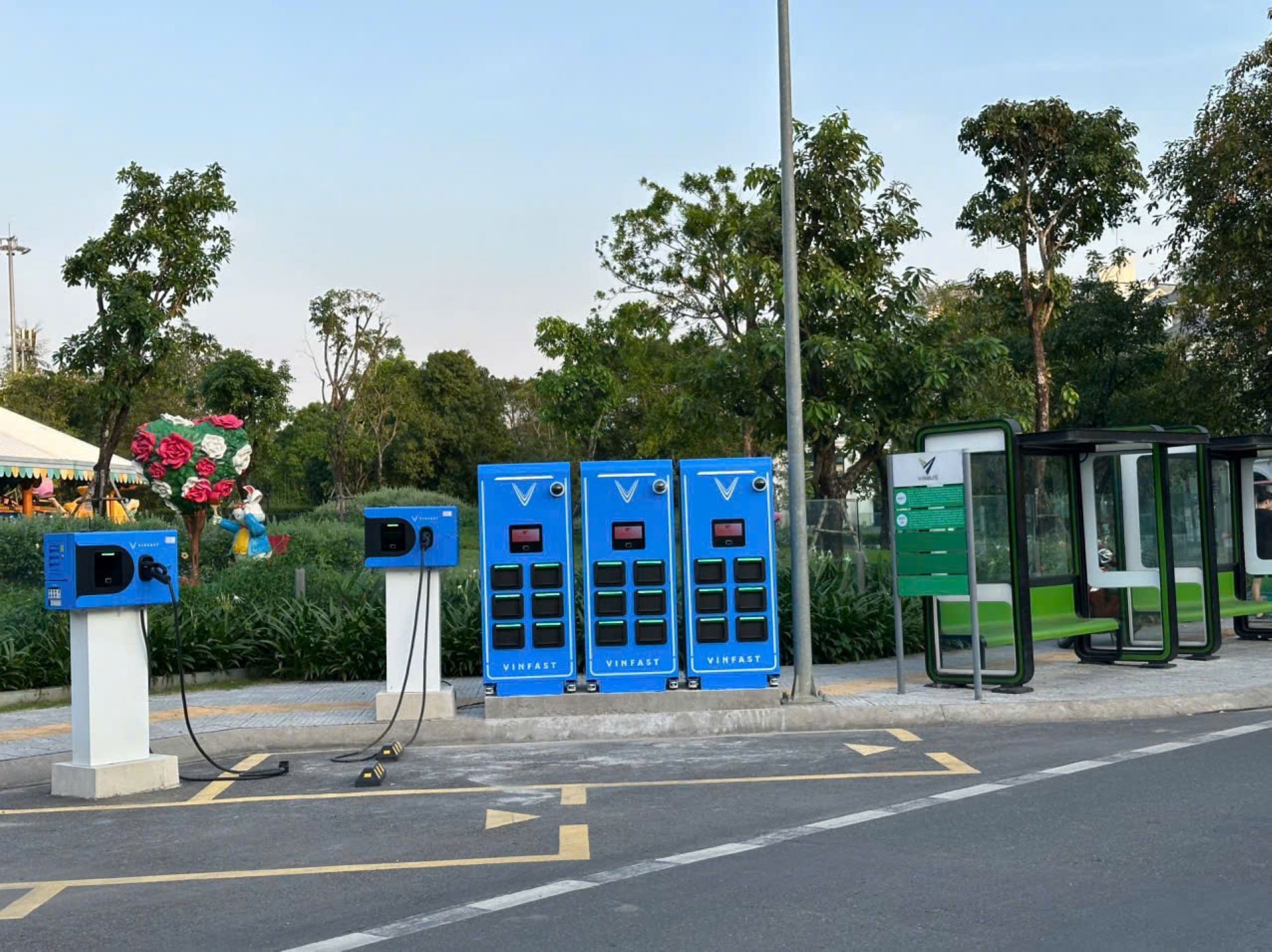 Người d&ugrave;ng y&ecirc;n t&acirc;m &lsquo;bỏ xăng sang điện&rsquo; nhờ mạng lưới tủ đổi pin d&agrave;y đặc v&agrave; hậu m&atilde;i 5 sao của VinFast ảnh 1