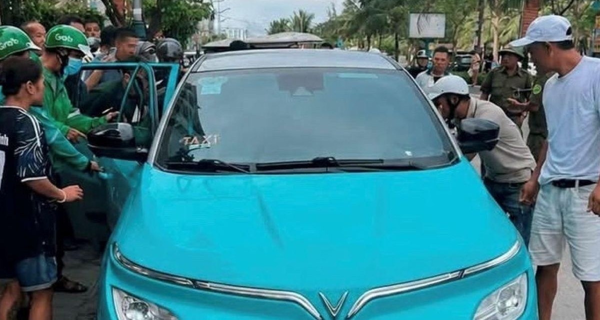T&agrave;i xế gục trong xe khi đang chờ kh&aacute;ch, lực lượng chức năng đập k&iacute;nh đưa đi cấp cứu vẫn kh&ocirc;ng qua khỏi