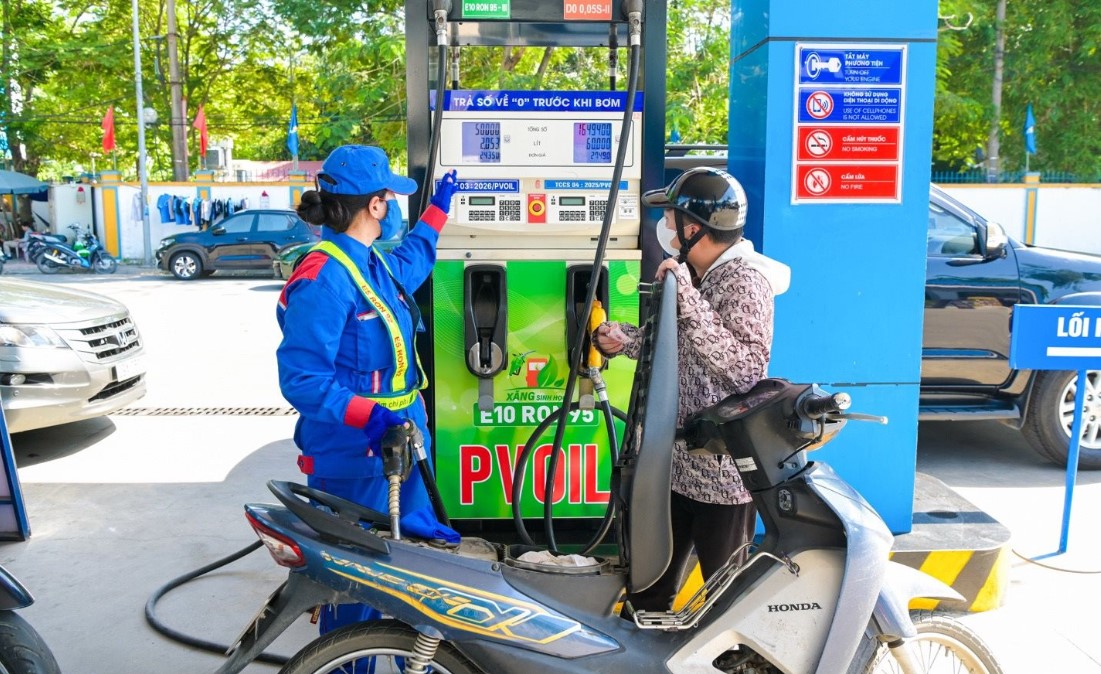 Gi&aacute; xăng dầu h&ocirc;m nay 4/7: RON 92 tụt về mức \'rẻ như cho\', E10 giảm mạnh hơn 11.000 đồng, bảng gi&aacute; đầy b&igrave;nh xe ga 110cc