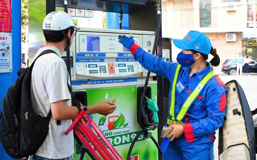 Gi&aacute; xăng dầu trưa nay 3/7: E10 giảm mạnh 11.000 đồng/l&iacute;t, RON 92 về lại &lsquo;đ&aacute;y&rsquo; cực rẻ, gi&aacute; lăn b&aacute;nh Toyota Corolla Cross