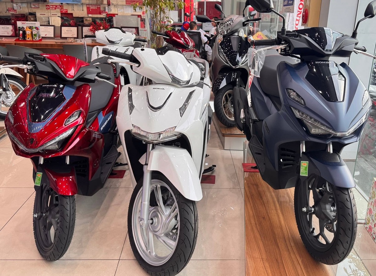 Honda bất ngờ tăng gi&aacute; ni&ecirc;m yết xe m&aacute;y tại Việt Nam: SH, SH Mode gi&aacute; bao nhi&ecirc;u? Vision c&ograve;n rẻ kh&ocirc;ng?