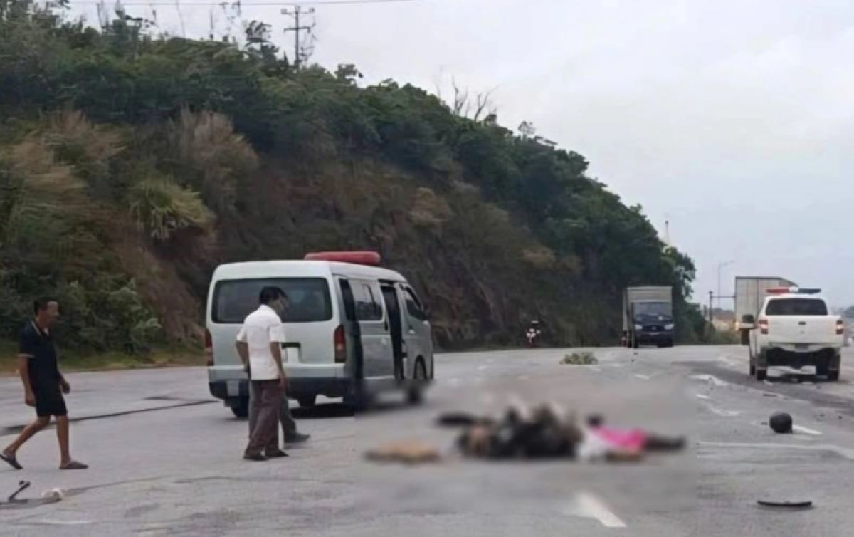 Xe m&aacute;y v&agrave; xe kh&aacute;ch đ&acirc;m thẳng nhau tr&ecirc;n quốc lộ 1: 2 người đ&agrave;n &ocirc;ng tử vong, đ&agrave;n ch&oacute; 7 con bị c&aacute;n chết