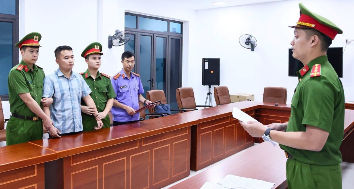 Danh t&iacute;nh gi&aacute;o vi&ecirc;n Trường THPT Chuy&ecirc;n Tuy&ecirc;n Quang bị tạm giữ khẩn cấp v&igrave; vi phạm Kỳ thi tốt nghiệp THPT 2026