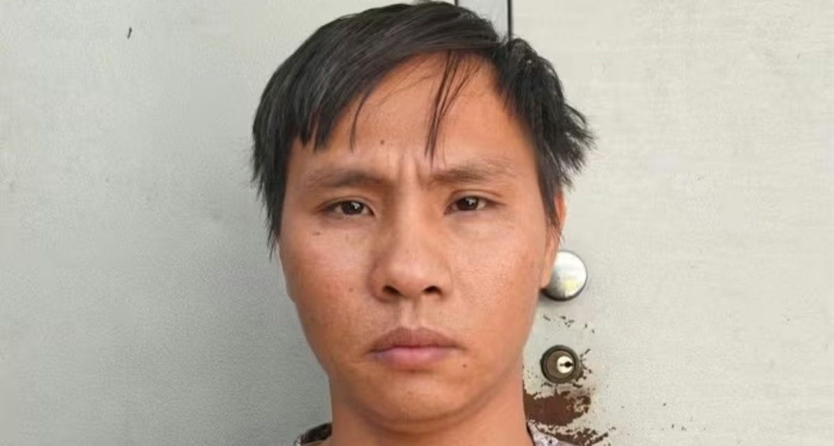 B&ecirc;nh anh trai, người đ&agrave;n &ocirc;ng l&aacute;i &ocirc; t&ocirc; truy đuổi, t&ocirc;ng v&agrave;o xe m&aacute;y khiến 2 người bị thương nặng
