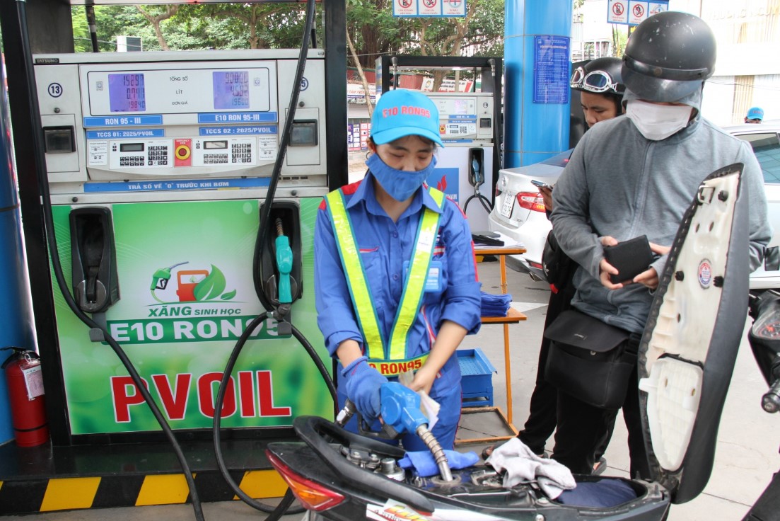 Gi&aacute; xăng dầu trưa 6/7: E10 v&agrave; RON 92 &lsquo;rẻ như rau&rsquo;, dầu diesel &lsquo;rơi&rsquo; về s&aacute;t &lsquo;đ&aacute;y&rsquo; 21.000 đồng, gi&aacute; lăn b&aacute;nh VinFast VF 6