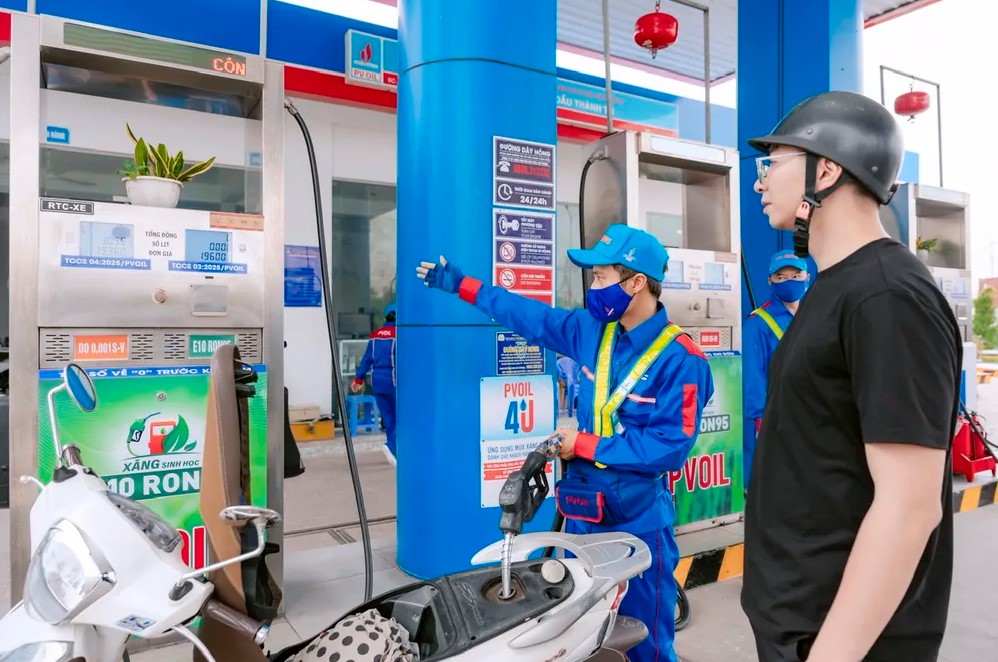 Gi&aacute; xăng dầu chiều 7/7: E10 giảm gần 12.000 đồng, RON 92 trở lại &lsquo;đ&aacute;y&rsquo; 19.000 đồng/l&iacute;t, bảng gi&aacute; lăn b&aacute;nh VinFast VF 7