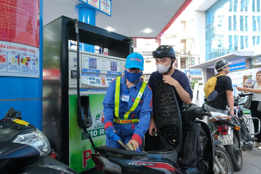 Gi&aacute; xăng dầu h&ocirc;m nay 8/7: Dầu diesel xuống &lsquo;đ&aacute;y&rsquo; mới, RON 92 v&agrave; E10 đều &lsquo;rẻ như b&egrave;o&rsquo;, bảng gi&aacute; đầy b&igrave;nh &ocirc; t&ocirc; Mazda