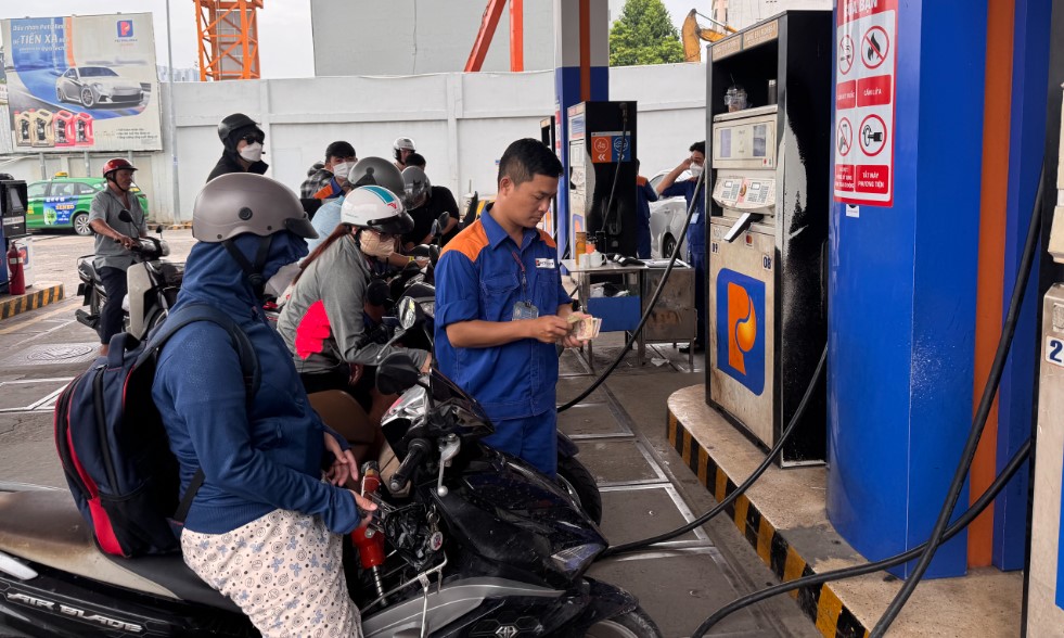 Gi&aacute; xăng dầu trưa 7/7: RON 92, E10 đều tụt hơn 10.000 đồng, dầu diesel sắp về 20.000 đồng/l&iacute;t, gi&aacute; lăn b&aacute;nh VinFast VF 3