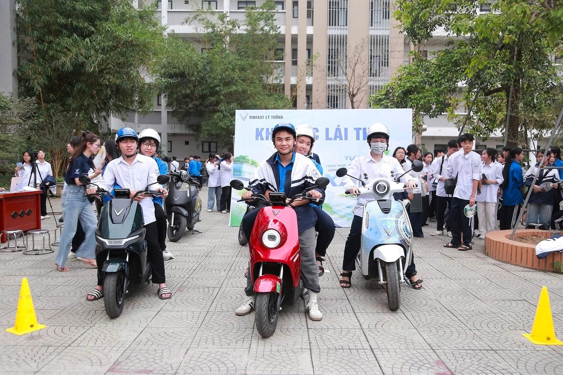 Cả nh&agrave; bỏ xe xăng, chuyển sang xe m&aacute;y điện VinFast: Từ đi học, đi l&agrave;m đến chạy dịch vụ đều c&oacute; lời giải ảnh 1