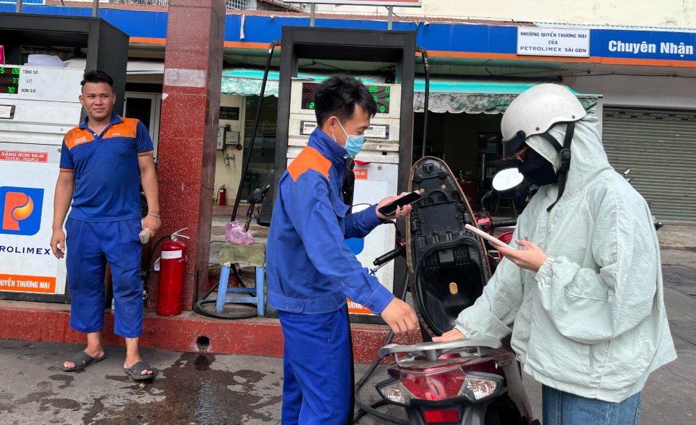 Gi&aacute; xăng dầu trưa 8/7: RON 92 v&agrave; E10 giảm &lsquo;mất phanh&rsquo;, dầu diesel tụt 23.600 đồng/l&iacute;t, bảng gi&aacute; lăn b&aacute;nh VinFast VF 8