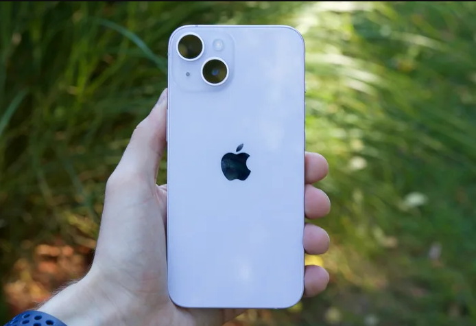 Ngừng kinh doanh chiếc iPhone ti&ecirc;u chuẩn c&oacute; cổng Lightning cuối c&ugrave;ng tại Việt Nam