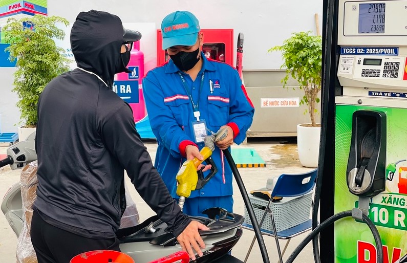 Gi&aacute; xăng dầu h&ocirc;m nay 10/7: RON 92 xuống gần mốc 18.000 đồng/l&iacute;t, E10 về s&aacute;t &lsquo;đ&aacute;y&rsquo;, bảng gi&aacute; đầy b&igrave;nh xe ga 110cc