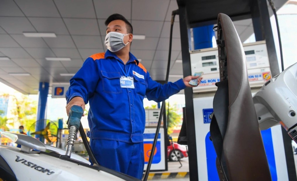 Gi&aacute; xăng dầu trưa 9/7: Đồng loạt giảm s&acirc;u, cả RON 92, E10 v&agrave; dầu diesel đều &lsquo;rẻ như rau&rsquo;, bảng gi&aacute; lăn b&aacute;nh VinFast VF 9