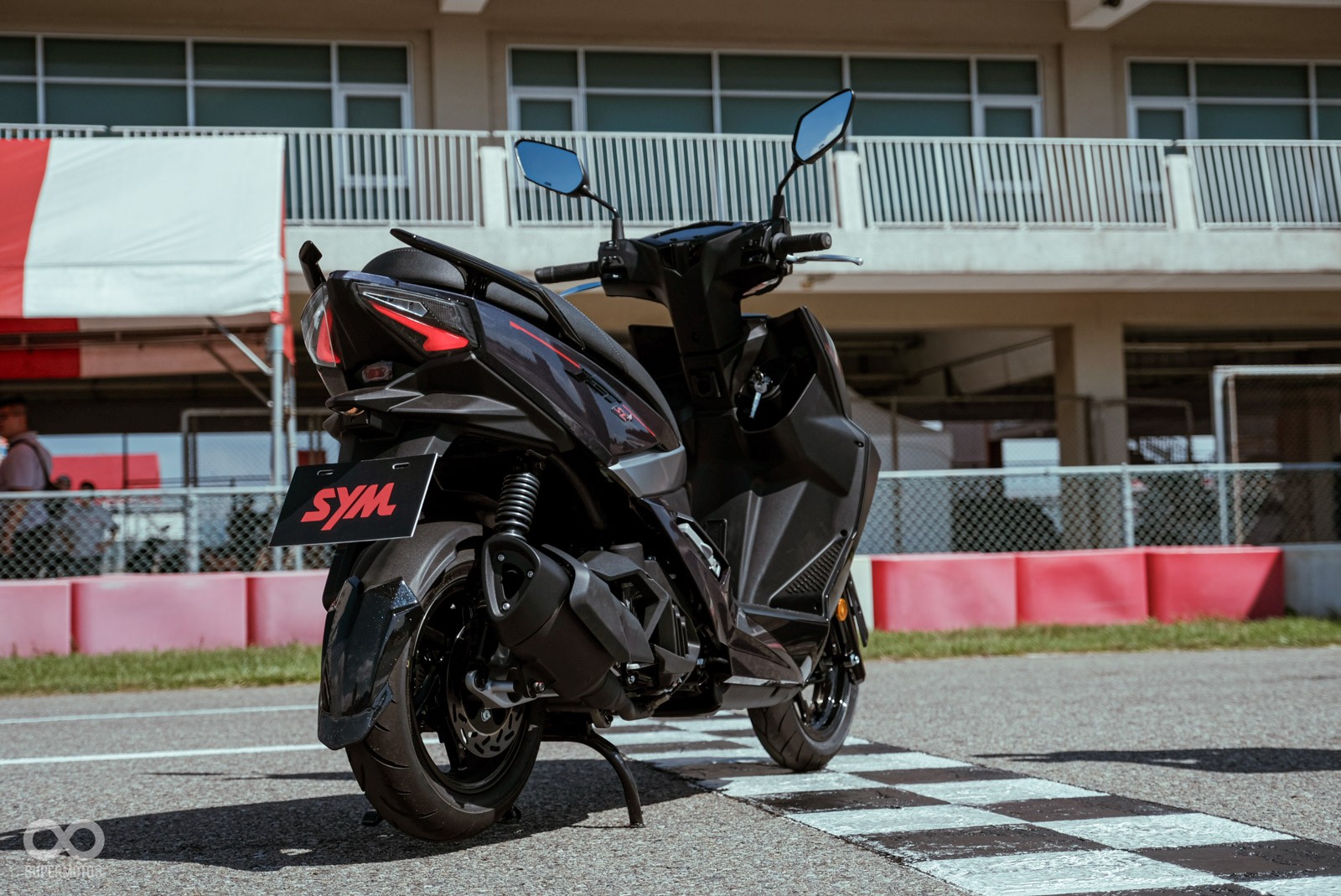 &lsquo;Khắc tinh&rsquo; của Honda SH 160i ch&iacute;nh thức ra mắt với gi&aacute; 88 triệu đồng: Thiết kế thể thao hơn Vario, c&oacute; ABS 2 k&ecirc;nh v&agrave; TCS ảnh 3