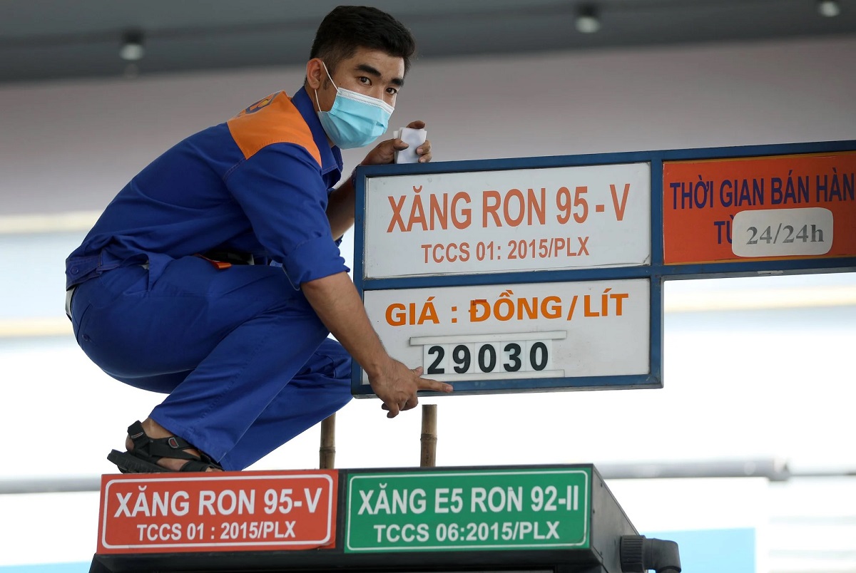 Gi&aacute; xăng dầu s&aacute;ng nay 10/7: Bất ngờ \'rơi thẳng đứng\', xăng E10 RON95 về mức rẻ kỷ lục, gi&aacute; đầy b&igrave;nh xe m&aacute;y Yamaha