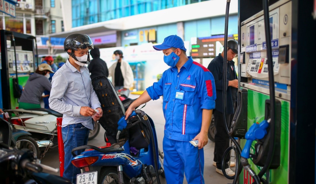 Gi&aacute; xăng dầu trưa nay 10/7: E10 giảm 11.400 đồng, RON 92 rất gần 18.000 đồng/l&iacute;t, gi&aacute; lăn b&aacute;nh Mitsubishi Xforce cực rẻ