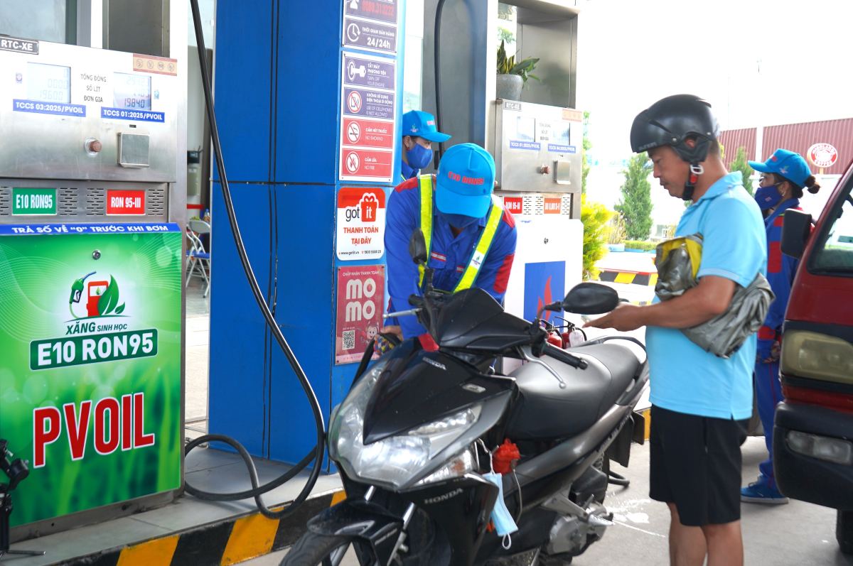 Gi&aacute; xăng dầu chiều nay 12/7: E10 v&agrave; RON 92 &lsquo;rơi tự do&rsquo;, dầu diesel giảm 23.000 đồng/l&iacute;t, gi&aacute; lăn b&aacute;nh VinFast VF 5 \'mềm\'