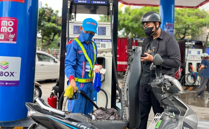 Gi&aacute; xăng dầu h&ocirc;m nay 13/7: E10 giảm 11.400 đồng/l&iacute;t, RON 92 &lsquo;rơi&rsquo; xuống &lsquo;đ&aacute;y&rsquo; mới cực rẻ, bảng gi&aacute; đầy b&igrave;nh xe ga 110cc