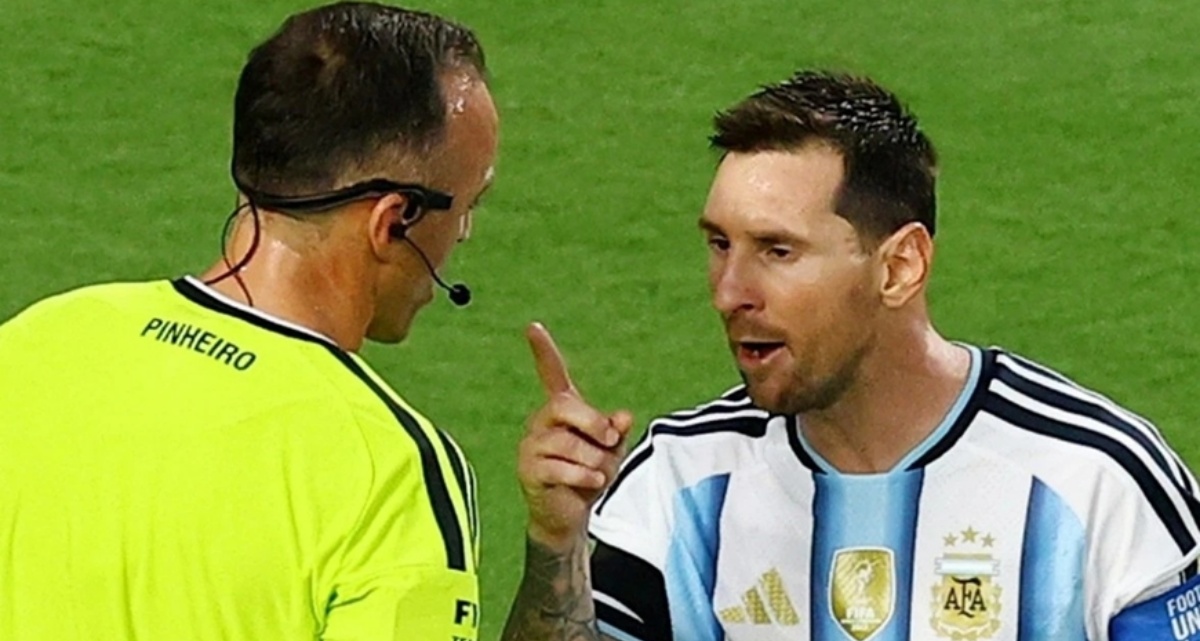 Messi nổi n&oacute;ng chỉ thẳng mặt trọng t&agrave;i người Bồ Đ&agrave;o Nha, h&eacute; lộ c&acirc;u n&oacute;i bằng tiếng T&acirc;y Ban Nha của M10