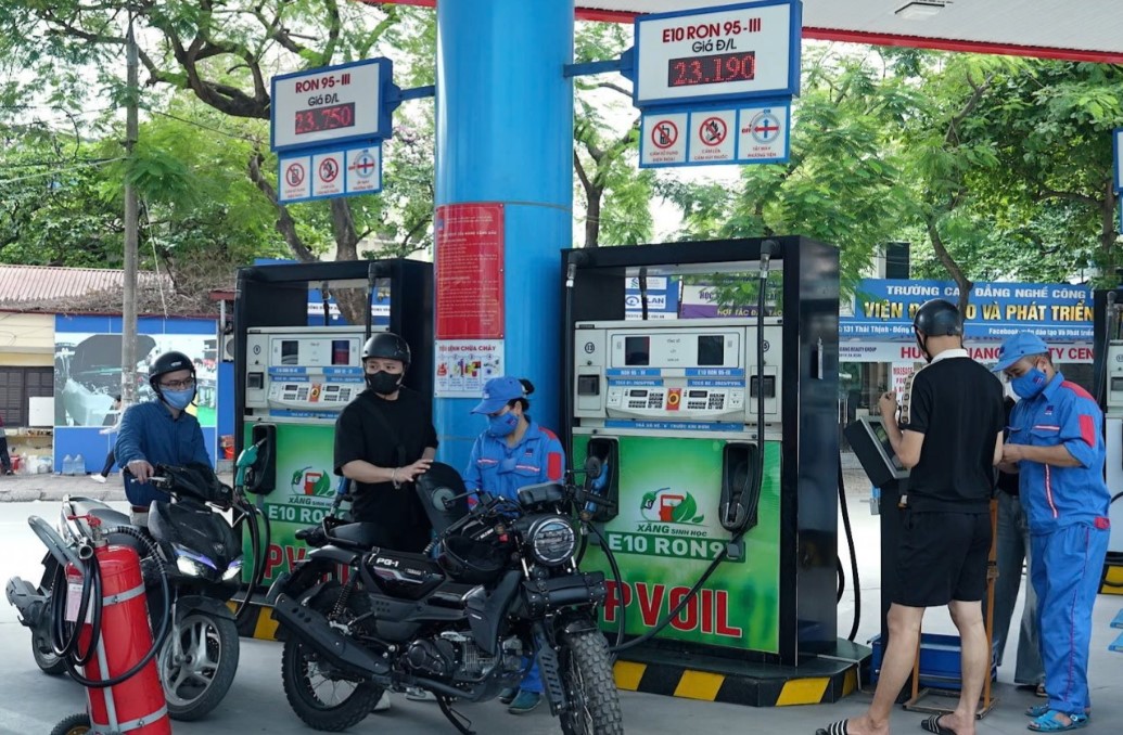 Gi&aacute; xăng dầu trưa 13/7: Dầu diesel &lsquo;rẻ như cho&rsquo;, E10 v&agrave; RON 92 giảm hơn 10.900 đồng, gi&aacute; lăn b&aacute;nh Toyota Corolla Cross