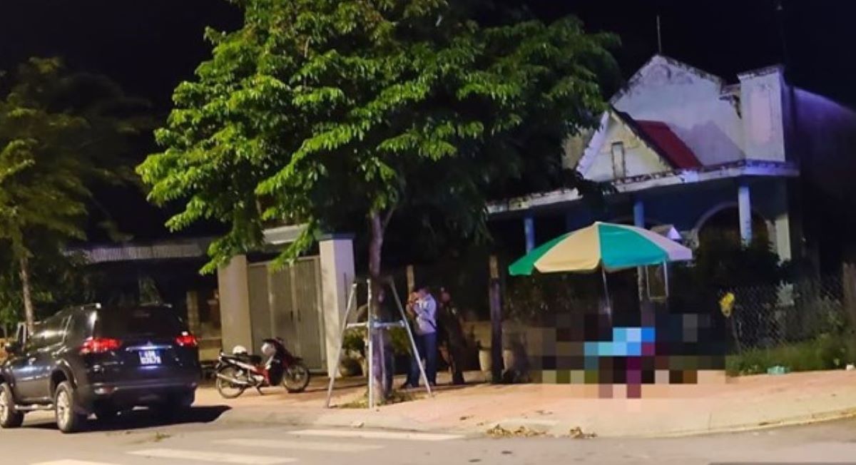 C&ocirc;ng nh&acirc;n gom r&aacute;c t&aacute; hỏa ph&aacute;t hiện thi thể b&eacute; g&aacute;i 2 th&aacute;ng tuổi giấu trong t&uacute;i x&aacute;ch ven đường
