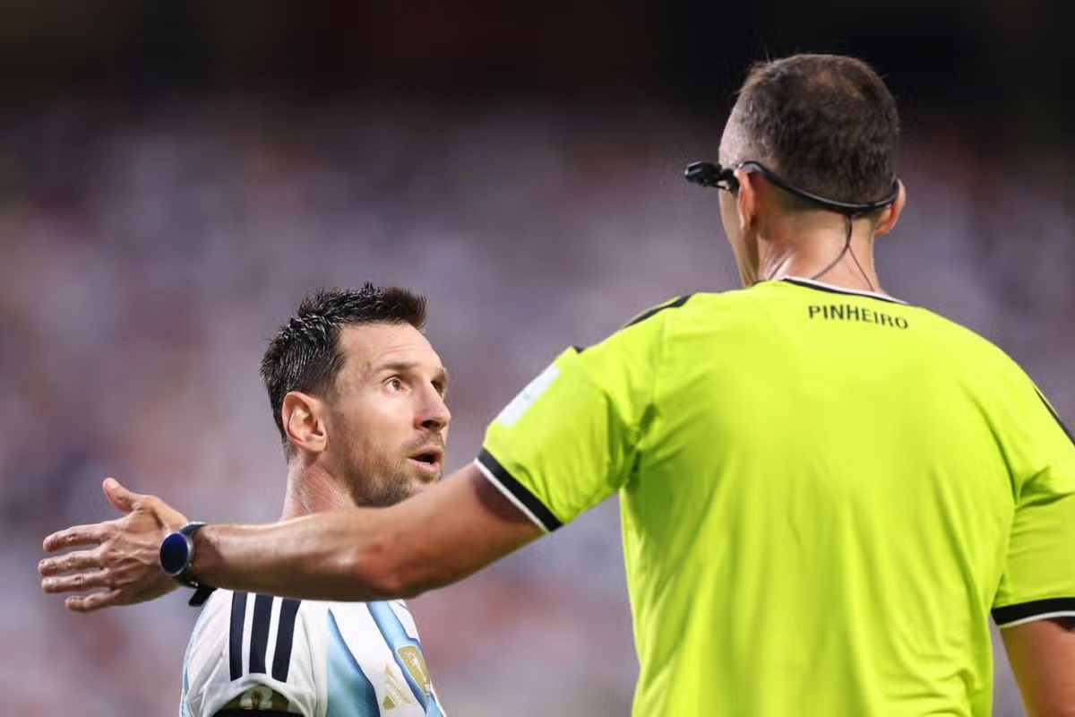 FIFA c&ocirc;ng bố trọng t&agrave;i bắt ch&iacute;nh trận Anh vs Argentina, Lionel Messi gặp lại người quen