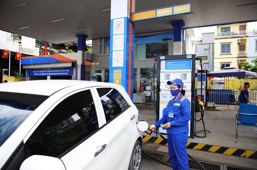 Gi&aacute; xăng dầu chiều 15/7: Dầu diesel giảm 23.000 đồng/l&iacute;t, E10 v&agrave; RON 92 về mức &lsquo;rẻ như cho&rsquo;, gi&aacute; lăn b&aacute;nh VinFast VF 6