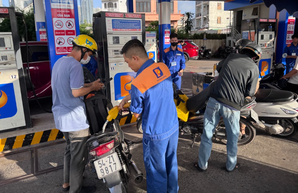 Gi&aacute; xăng dầu h&ocirc;m nay 16/7: E10 v&agrave; RON 92 rẻ hơn đỉnh 10.000 đồng/l&iacute;t, dầu diesel tăng, bảng gi&aacute; đầy b&igrave;nh xe ga 150-160cc