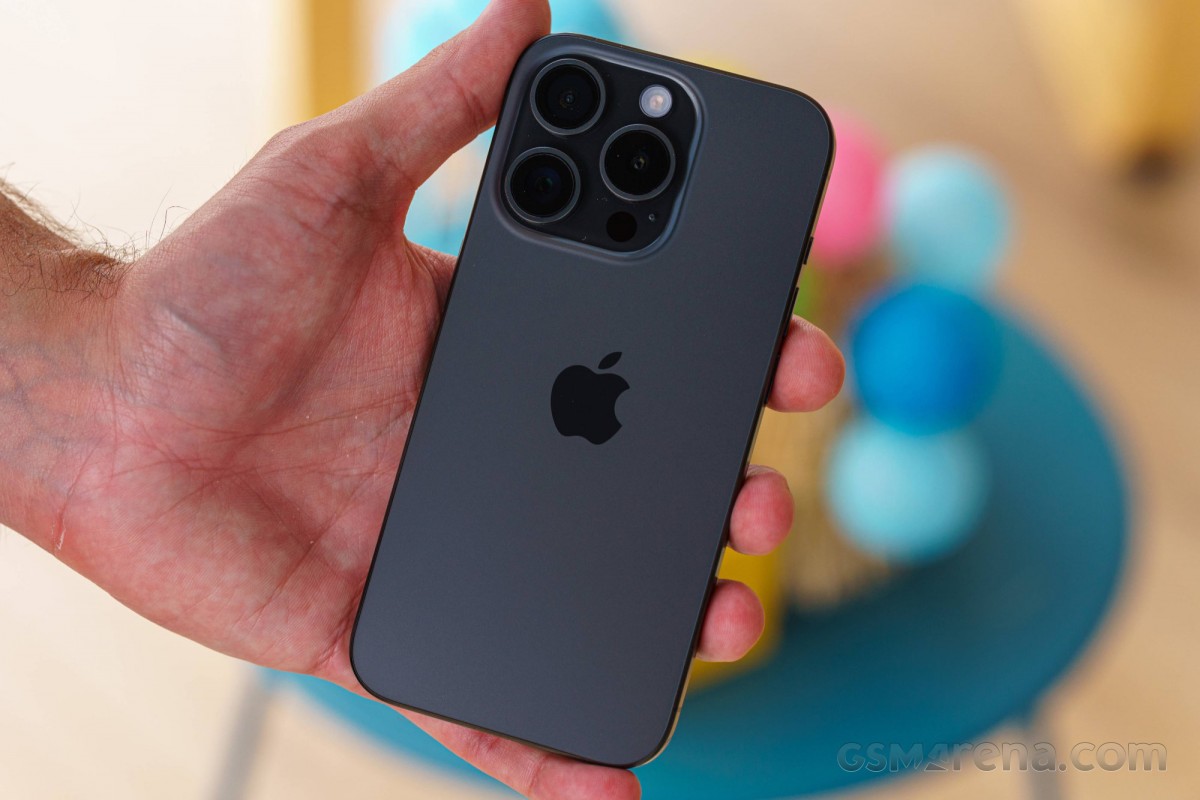Bảng gi&aacute; iPhone 15 giữa th&aacute;ng 7: iPhone 15 Pro Max rẻ sập s&agrave;n, iPhone 15 vua gi&aacute; rẻ mới ăn đứt iPhone 17e