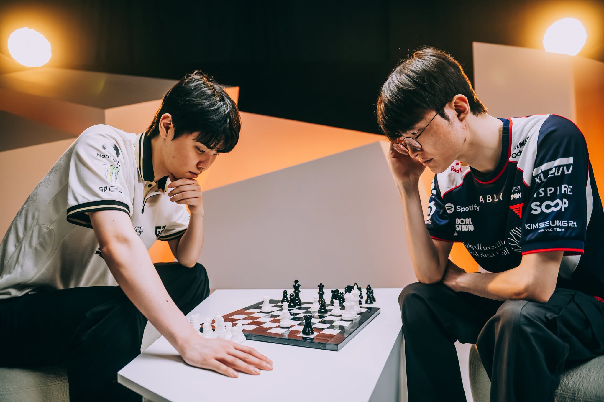 EWC 2026: T1 đ&aacute;nh bại nh&agrave; vua MSI 2026 Hanwha Life Esports, Gen.G vượt ải JD Gaming để v&agrave;o b&aacute;n kết
