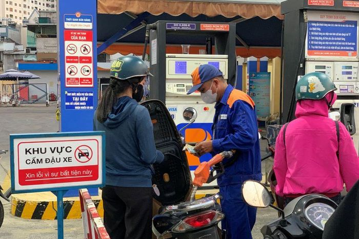 Gi&aacute; xăng dầu chiều 17/7: RON 92 v&agrave; E10 bất ngờ bật tăng, dầu diesel rẻ hơn đỉnh 21.400 đồng, gi&aacute; lăn b&aacute;nh VinFast VF 7