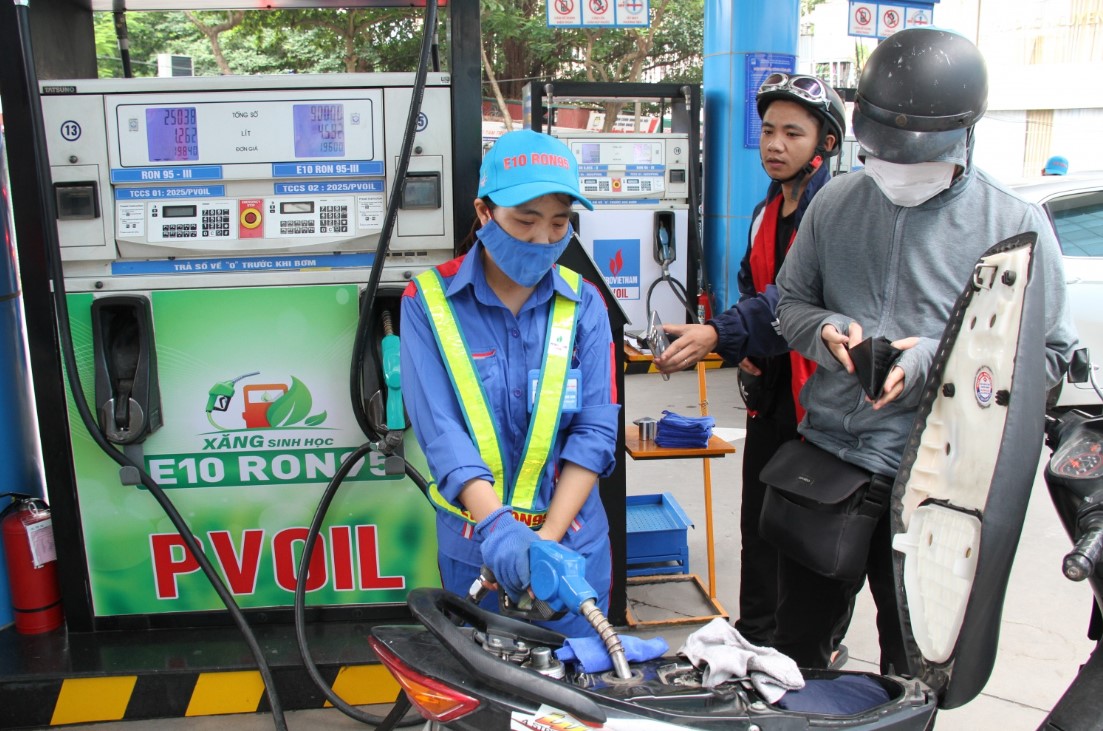 Gi&aacute; xăng dầu h&ocirc;m nay 18/7: E10 v&agrave; RON 92 c&ugrave;ng &lsquo;tụt&rsquo; hơn 10.000 đồng/l&iacute;t từ đỉnh, bảng gi&aacute; đầy b&igrave;nh c&aacute;c mẫu xe ga 125cc