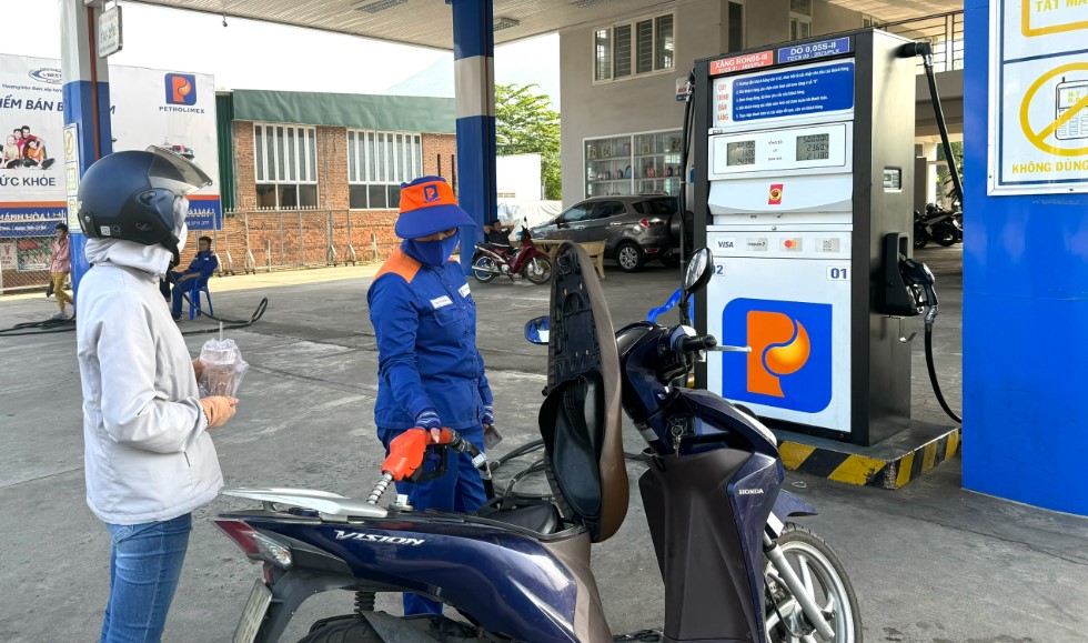 Gi&aacute; xăng dầu trưa 17/7: RON 92, E10 v&agrave; dầu diesel thay đổi theo hướng &lsquo;kh&ocirc;ng ai muốn&rsquo;, gi&aacute; lăn b&aacute;nh VinFast VF 3 ra sao?