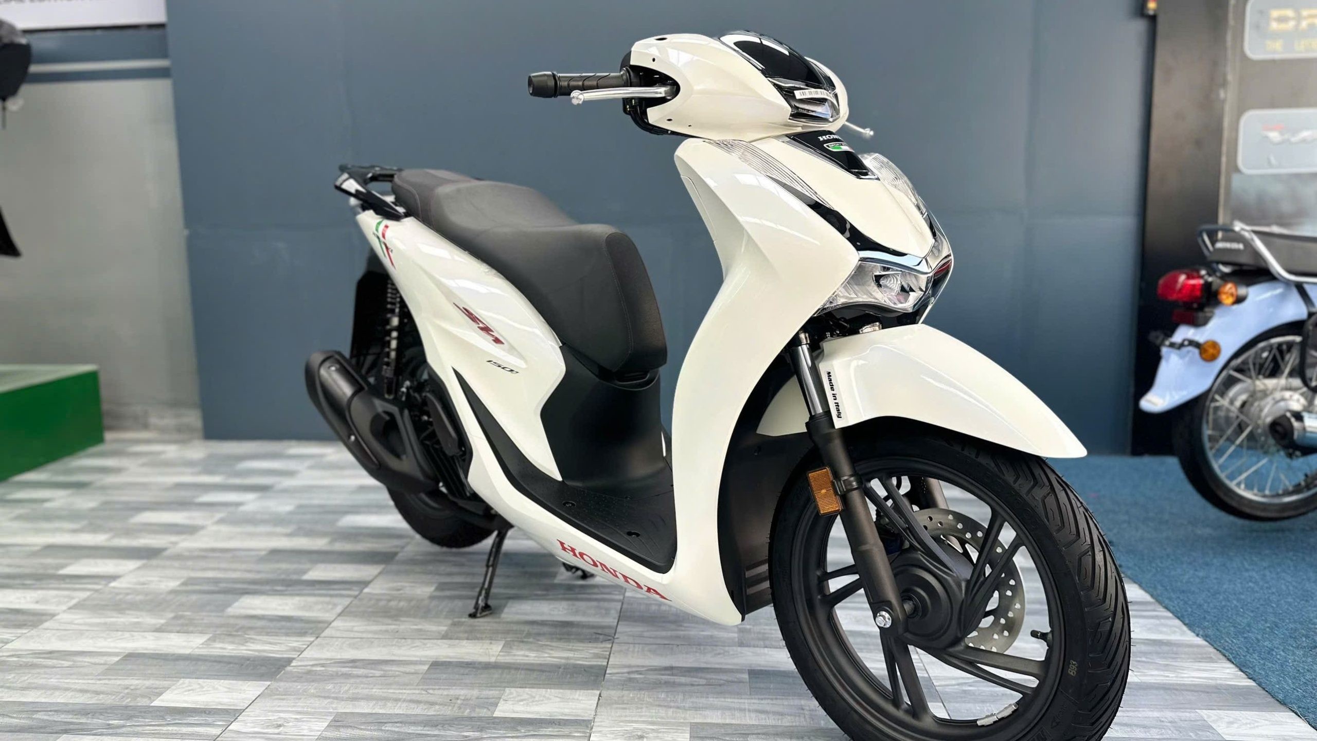 Honda SH 150i giảm gi&aacute; &lsquo;sập s&agrave;n&rsquo; 20 triệu đồng, ch&iacute;nh thức chạm mức rẻ kỷ lục l&agrave;m kh&aacute;ch Việt dậy s&oacute;ng ảnh 3