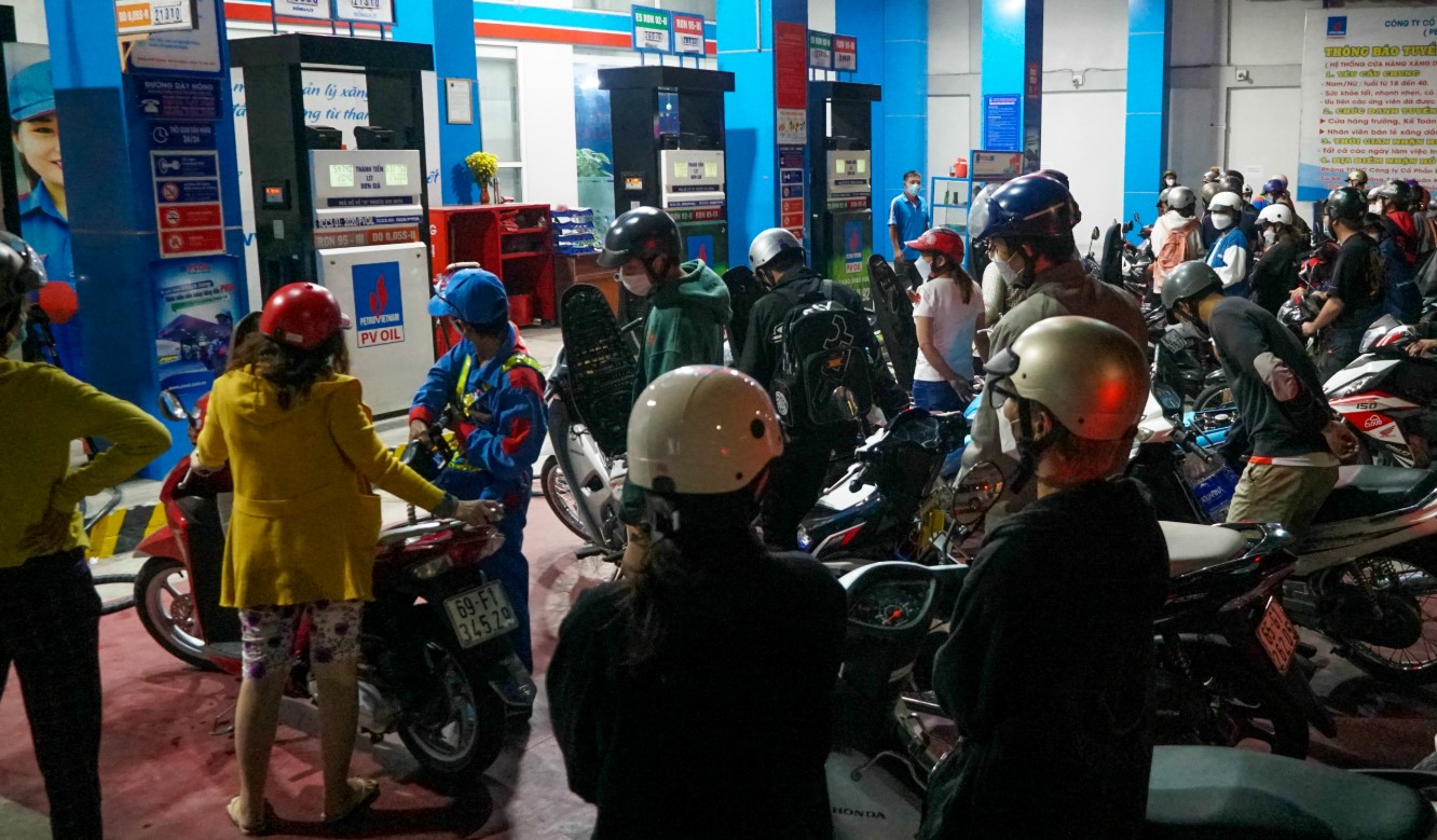 Gi&aacute; xăng dầu tối 18/7: RON 92 rẻ hiếm thấy, E10 rất gần &lsquo;đ&aacute;y&rsquo;, gi&aacute; lăn b&aacute;nh VinFast VF 8 tiết kiệm hơn 100 triệu đồng