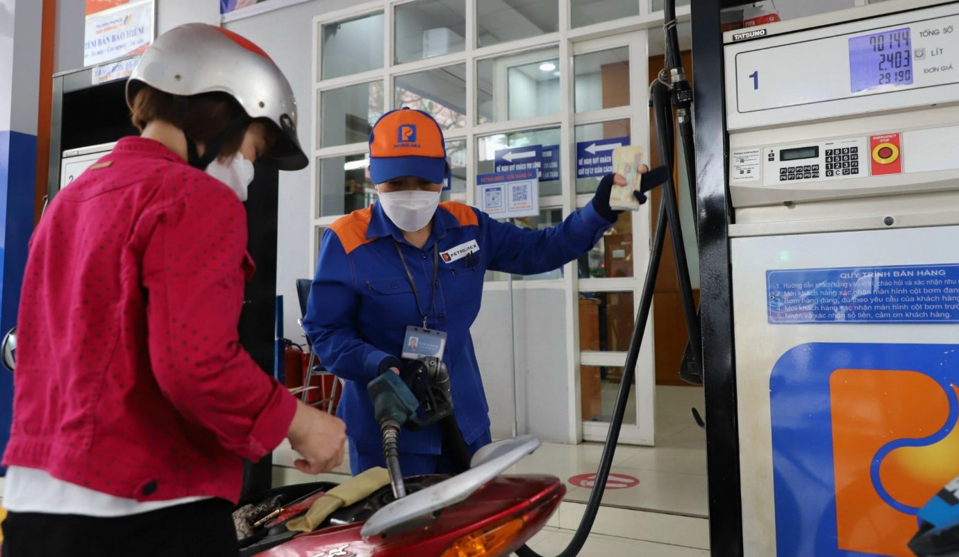 Gi&aacute; xăng dầu h&ocirc;m nay 20/7: Dầu diesel giảm 21.451 đồng/l&iacute;t, E10 v&agrave; RON 92 rất gần &lsquo;đ&aacute;y&rsquo;, bảng gi&aacute; đầy b&igrave;nh xe ga 110cc