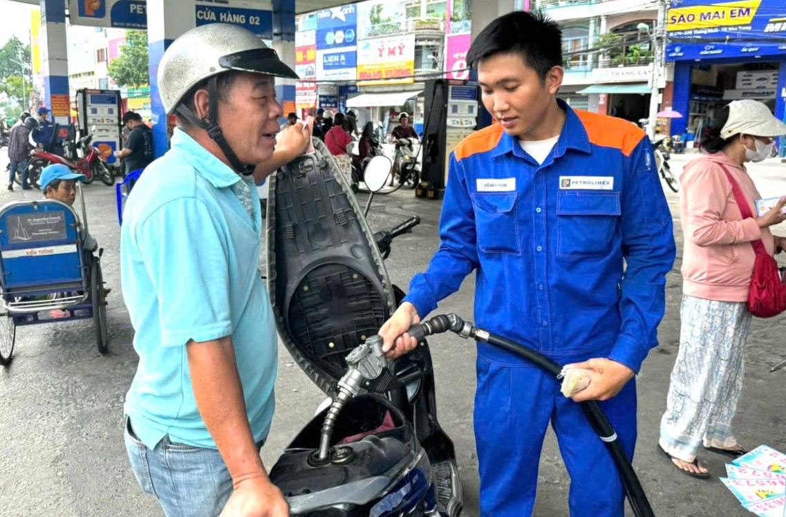Gi&aacute; xăng dầu h&ocirc;m nay 21/7: E10 c&aacute;ch đ&aacute;y kh&ocirc;ng xa, RON 92 tụt tới 10.200 đồng/l&iacute;t, bảng gi&aacute; đầy b&igrave;nh xe ga 150-160cc