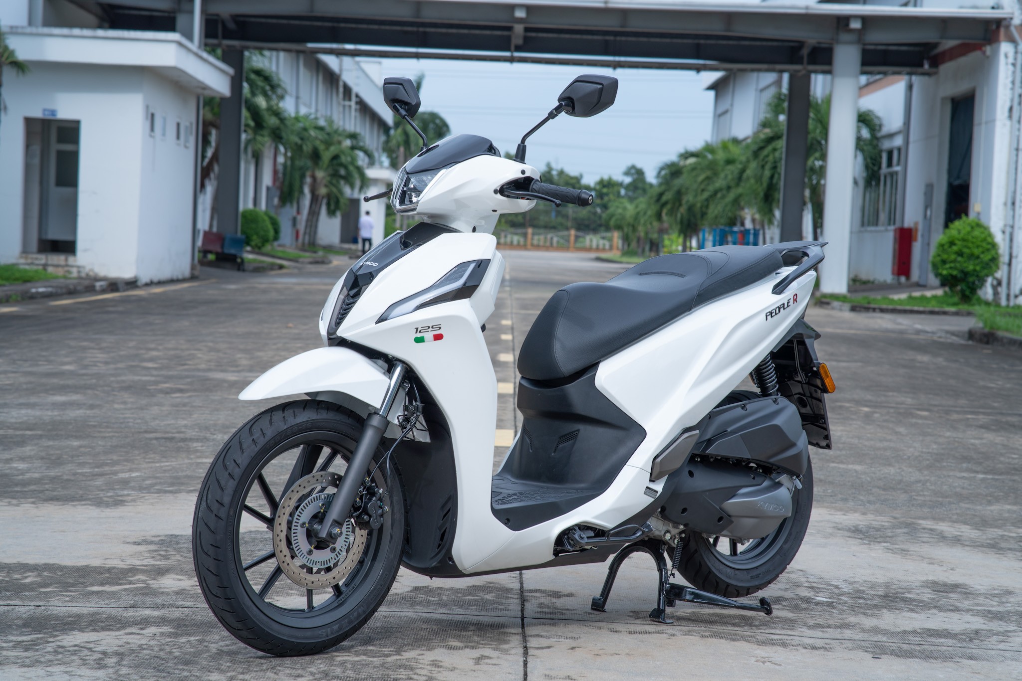 &lsquo;Cơn &aacute;c mộng&rsquo; của Honda SH 125i ra mắt tại Việt Nam, d&acirc;n t&igrave;nh dậy s&oacute;ng v&igrave; gi&aacute; mềm, trang bị xịn s&ograve; ảnh 1