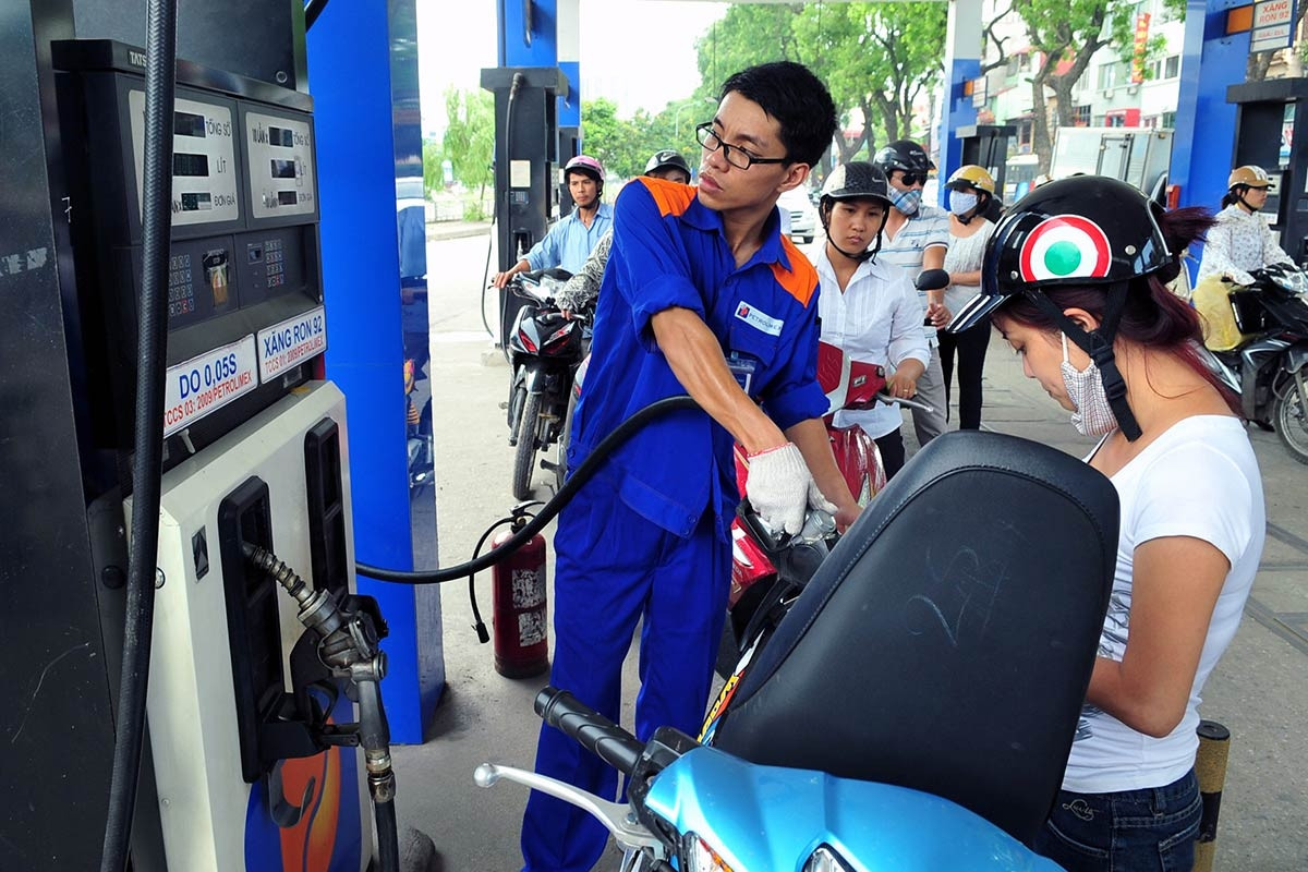 Gi&aacute; xăng dầu chiều 21/7: Dầu diesel giảm &lsquo;mất phanh&rsquo; 21.400 đồng, E10 v&agrave; RON 92 gần chạm đ&aacute;y, gi&aacute; lăn b&aacute;nh VinFast VF 9
