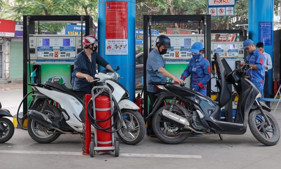 Gi&aacute; xăng dầu trưa 21/7: RON 92 v&agrave; E10 s&aacute;t sạt mức &lsquo;đ&aacute;y&rsquo;, dầu diesel tụt 21.000 đồng/l&iacute;t, gi&aacute; lăn b&aacute;nh Mitsubishi Xforce