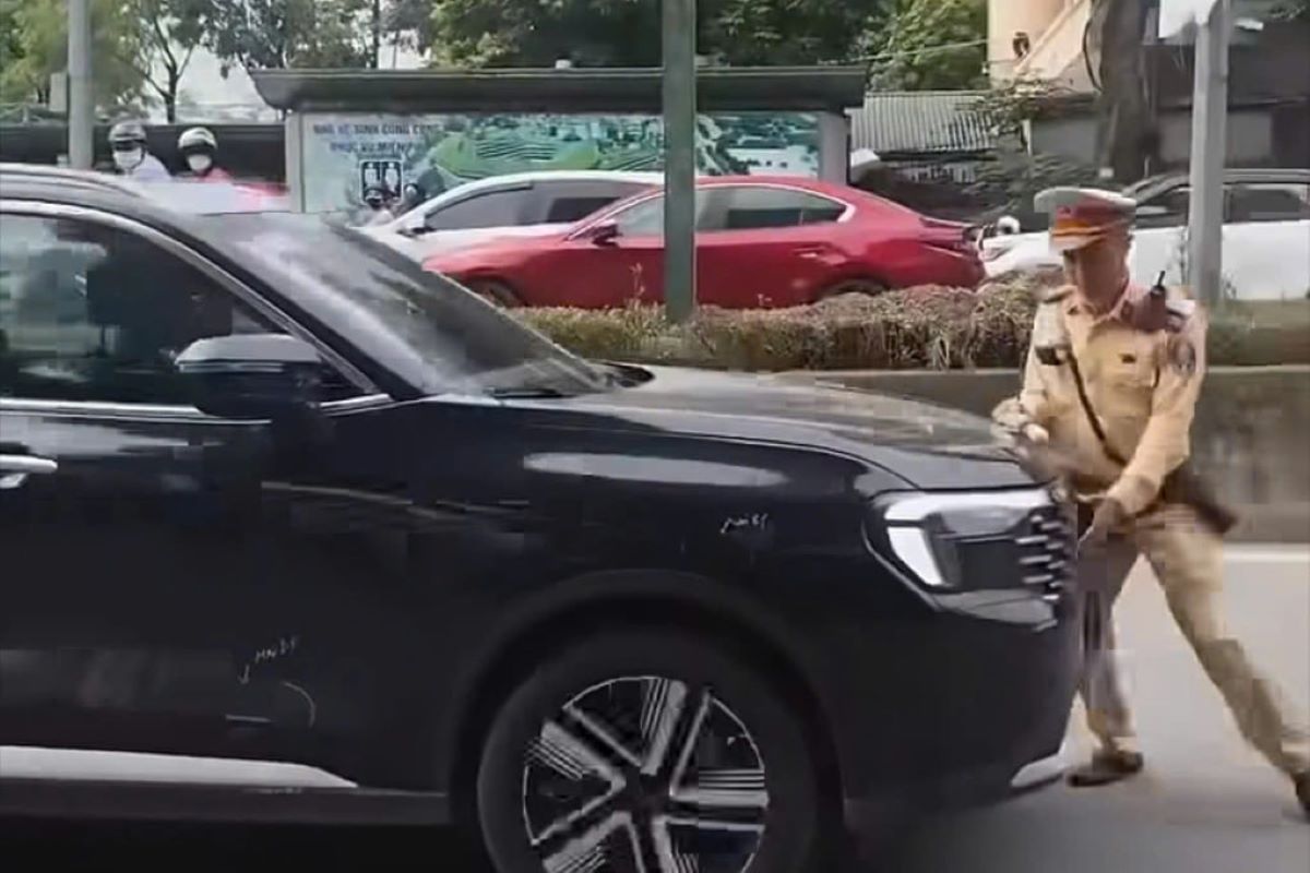 Diễn biến mới vụ &ocirc; t&ocirc; đẩy CSGT tr&ecirc;n đường rồi bỏ chạy: Đ&atilde; r&otilde; danh t&iacute;nh t&agrave;i xế