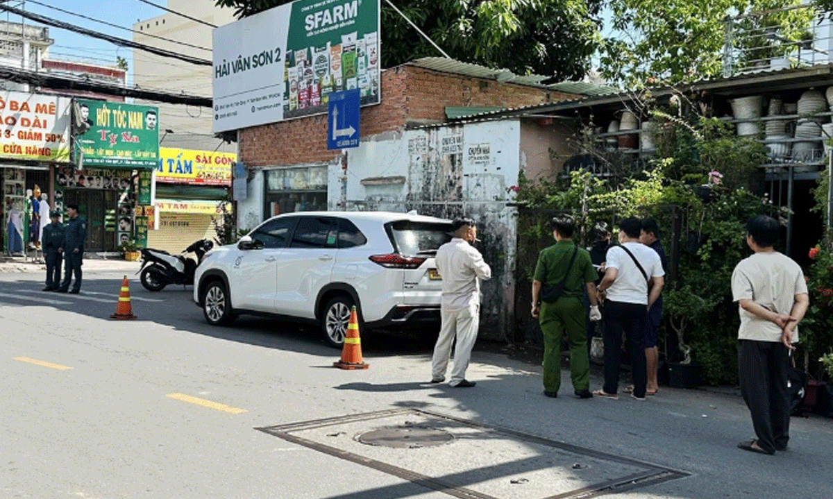 C&ocirc;ng an TP.HCM th&ocirc;ng tin vụ người đ&agrave;n &ocirc;ng tử vong tại h&agrave;ng ghế ph&iacute;a cuối &ocirc; t&ocirc;, c&aacute;c cửa xe bị kh&oacute;a