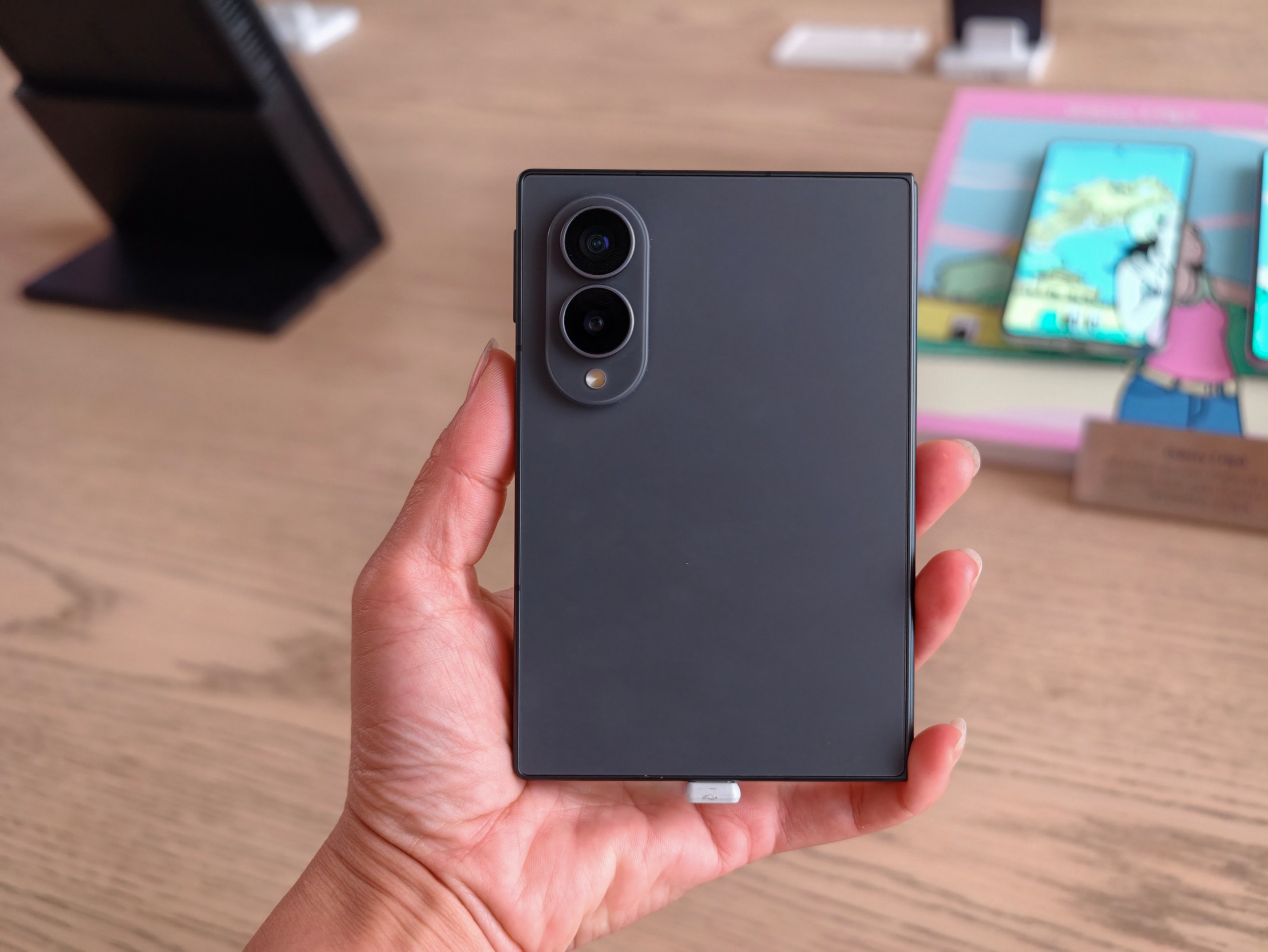 Tr&ecirc;n tay Galaxy Z Fold8: Mỏng nhẹ kỷ lục, lột x&aacute;c với thiết kế `hộ chiếu` chất lừ!